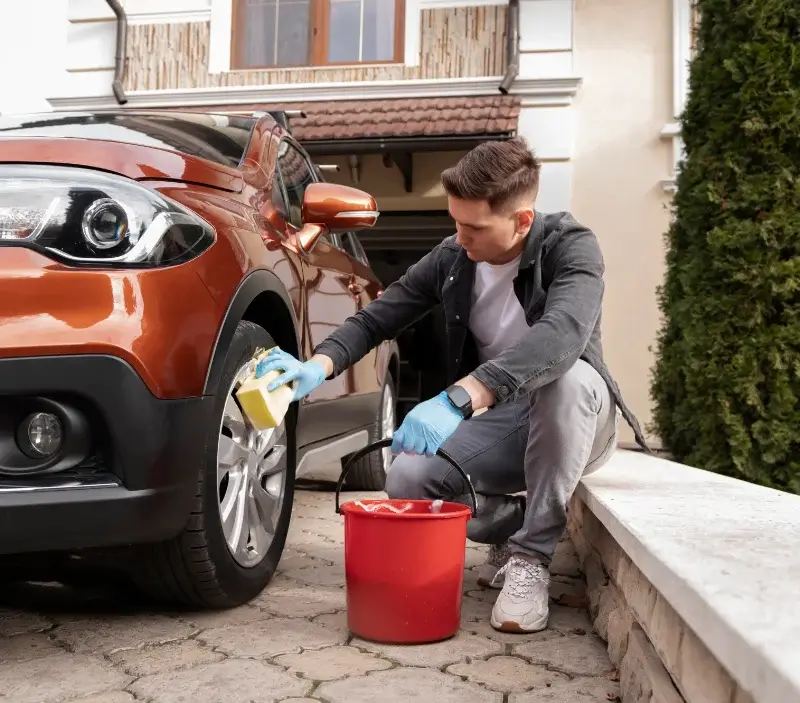 Lavage auto à domicile Jouy-le-Moutier : professionnel intervenant sur un véhicule